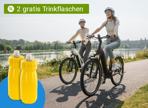 Zwei Personen fahren auf einem Radweg mit E-Bikes, daneben zwei gelbe Trinkflaschen mit dem Text '2 gratis Trinkflaschen'.