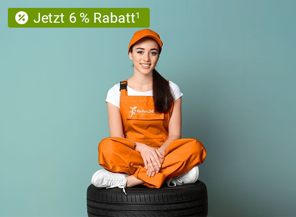 Frau in oranger Latzhose und weißem T-Shirt sitzt im Schneidersitz auf zwei Autoreifen, blauer Hintergrund, Text 'Jetzt 6 % Rabatt¹'
