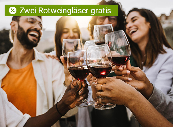 Mehrere Hände stoßen mit gefüllten Rotweingläsern an oben links ist ein Schriftzuig zu sehen" zwei Rotweingläser gratis".