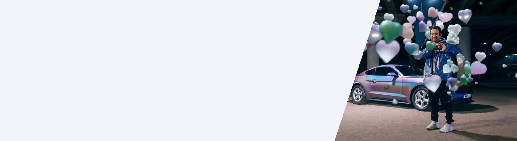 Mann steht neben silbernem Auto, umgeben von schwebenden Herz- und Sternsymbolen in verschiedenen Farben