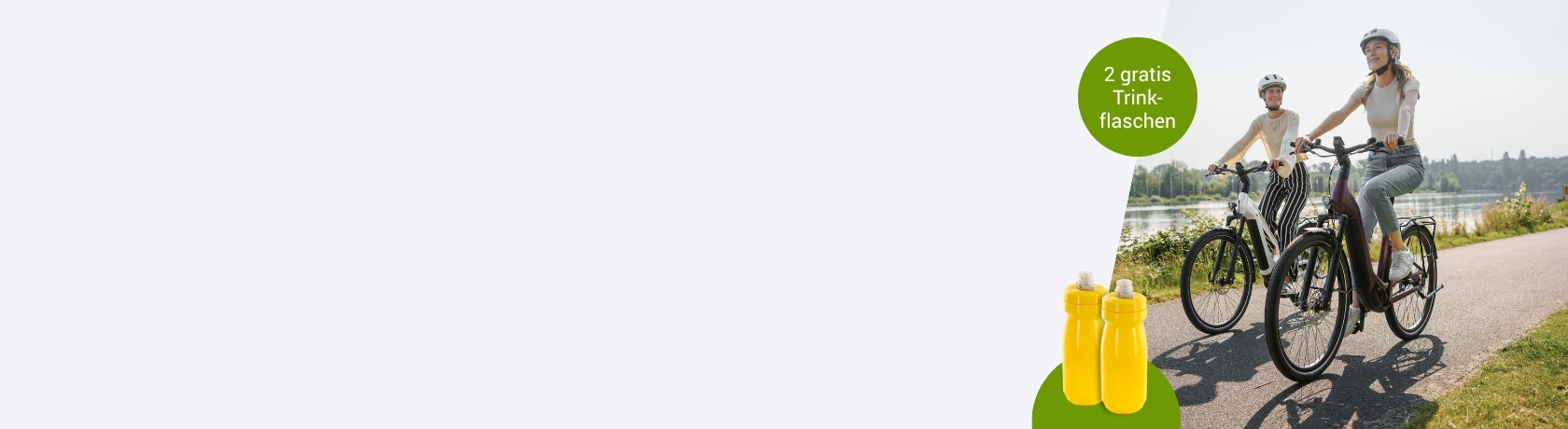 Zwei Personen fahren auf einem Radweg mit E-Bikes, daneben zwei gelbe Trinkflaschen mit dem Text '2 gratis Trinkflaschen'.