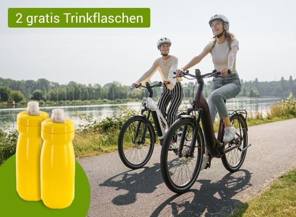 Zwei Personen fahren auf einem Radweg mit E-Bikes, daneben zwei gelbe Trinkflaschen mit dem Text '2 gratis Trinkflaschen'.