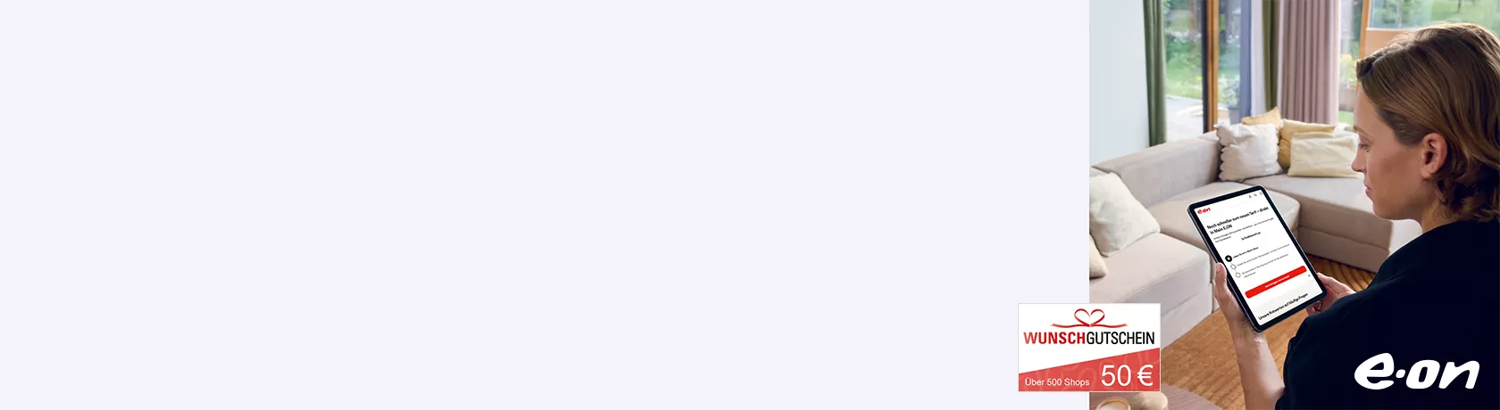 Person sitzt auf Sofa und hält Tablet mit geöffneter Webseite, daneben Gutschein mit Text 'WUNSCHGUTSCHEIN 50 €', Logo 'e.on' unten rechts