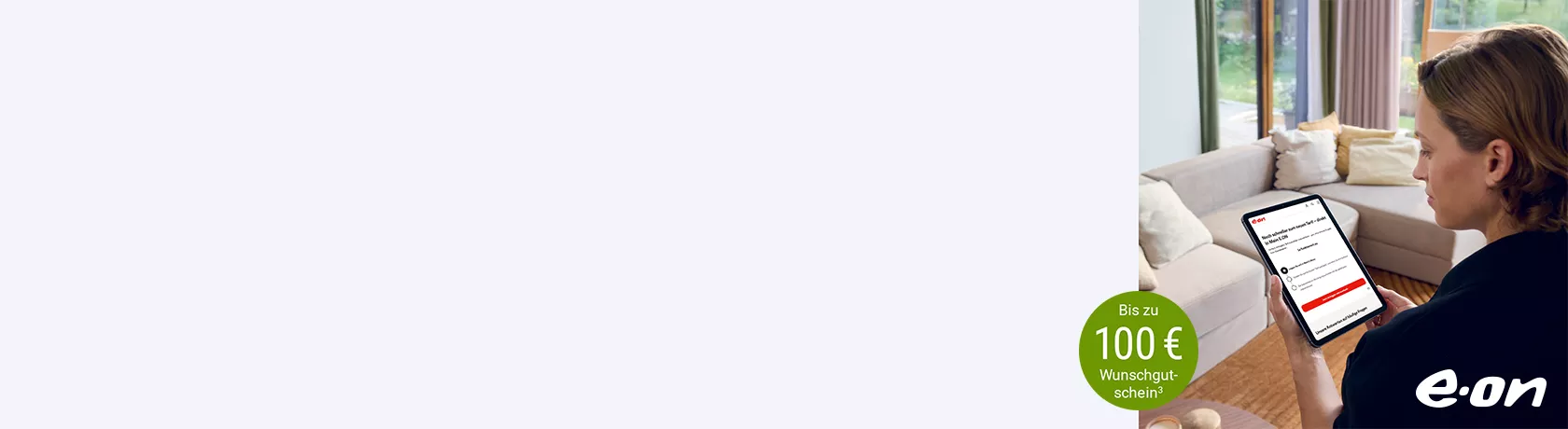 Person sitzt auf Sofa und hält Tablet mit geöffneter Webseite, im Vordergrund E.ON-Logo und Hinweis auf bis zu 100 Euro Wunschgutschein.