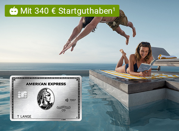 Ein Mann springt ins Wasser, während eine Frau am Rand eines Pools liegt und ein Buch liest. Im Vordergrund ist eine American Express Platinum Karte zu sehen.