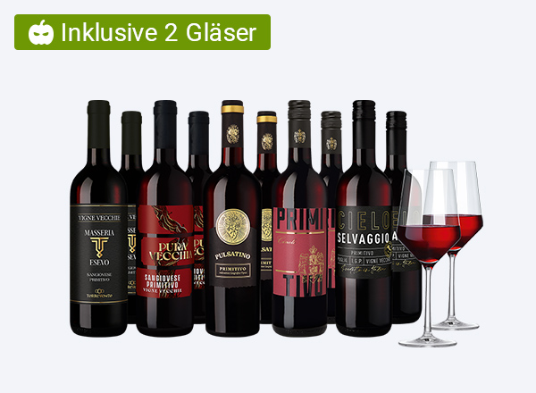 Fünf Flaschen Rotwein in verschiedenen Designs, darunter 'Pure Vecchie', 'Primitivo', und 'Selvaggio'. Zwei Weingläser mit Rotwein im Vordergrund.