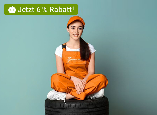 Frau in oranger Latzhose und weißem T-Shirt sitzt im Schneidersitz auf zwei Autoreifen, blauer Hintergrund, Text 'Jetzt 6 % Rabatt¹'