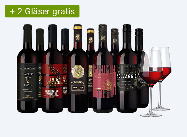 Fünf Flaschen Rotwein in verschiedenen Designs, darunter 'Pure Vecchie', 'Primitivo', und 'Selvaggio'. Zwei Weingläser mit Rotwein im Vordergrund.