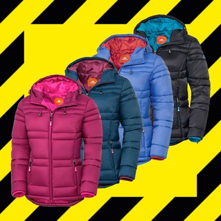 4 Steppjacken hintereinander (pink, petrol, hellblau, schwarz), der Hintergund des Visuals ist gelb-schwarz gestreift