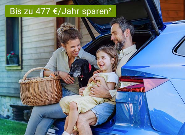 Familie mit zwei Kindern sitzt am geöffneten Kofferraum eines blauen Autos, bereit für Ausflug mit einem Textbanner oben links in der Ecke, der wie folgt lautet: "Bis zu 477 €/Jahr sparenn²"