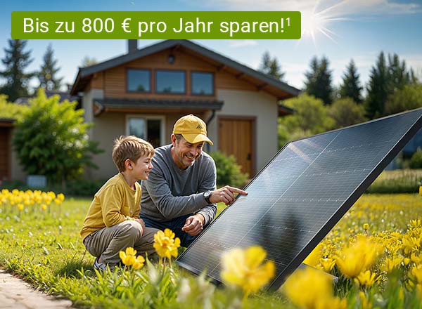 Ein Mann und sein Sohn betrachten eine Solarpanele im Garten. Im Hintergrund ist ein Wohnhaus zu sehen.