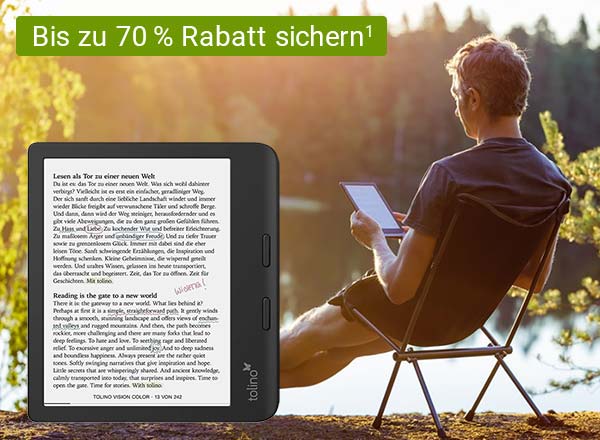 Mann sitzt auf Klappstuhl im Freien bei Sonnenuntergang und liest auf tolino eReader mit Text "Bis zu 70 % Rabatt sichern¹"