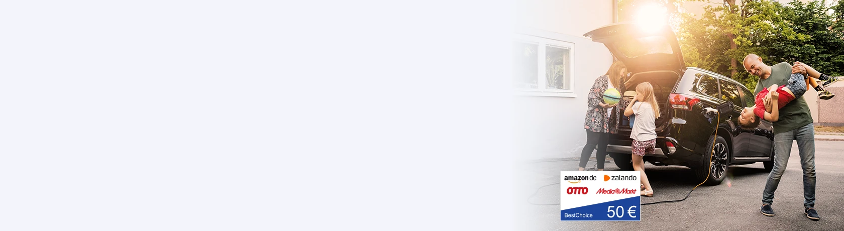 Ein Auto mit geöffnetem Kofferraum steht vor einem Haus. Eine Familie steht vor dem Auto. Die Mutter lädt Gepäck in den Kofferraum, ein Kind steht daneben. Der Vater steht scherzend mit einem weiteren Kind neben dem Fahrzeug. Das Bild enthält eine Abbildung eines BestChoice-Gutscheins mit 50 Euro Gutscheinwert.