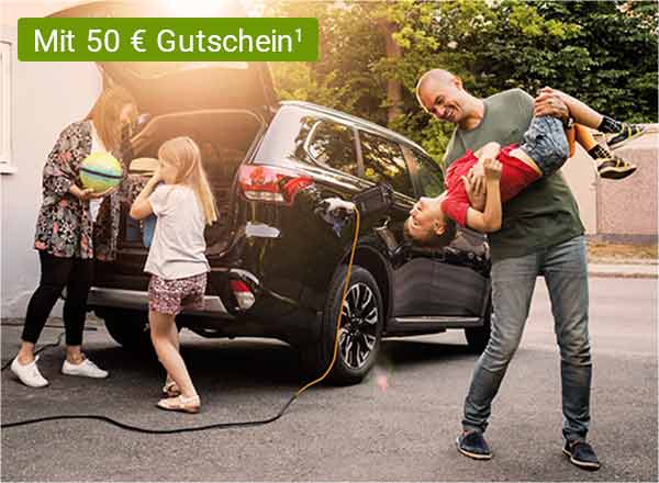 Ein Auto mit geöffnetem Kofferraum steht vor einem Haus. Eine Familie steht vor dem Auto. Die Mutter lädt Gepäck in den Kofferraum, ein Kind steht daneben. Der Vater steht scherzend mit einem weiteren Kind neben dem Fahrzeug. Das Bild enthält eine Abbildung eines BestChoice-Gutscheins mit 50 Euro Gutscheinwert.