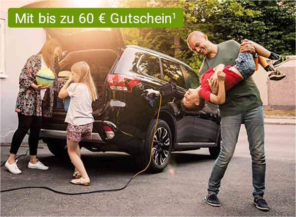 Ein Auto mit geöffnetem Kofferraum steht vor einem Haus. Eine Familie steht vor dem Auto. Die Mutter lädt Gepäck in den Kofferraum, ein Kind steht daneben. Der Vater steht scherzend mit einem weiteren Kind neben dem Fahrzeug.