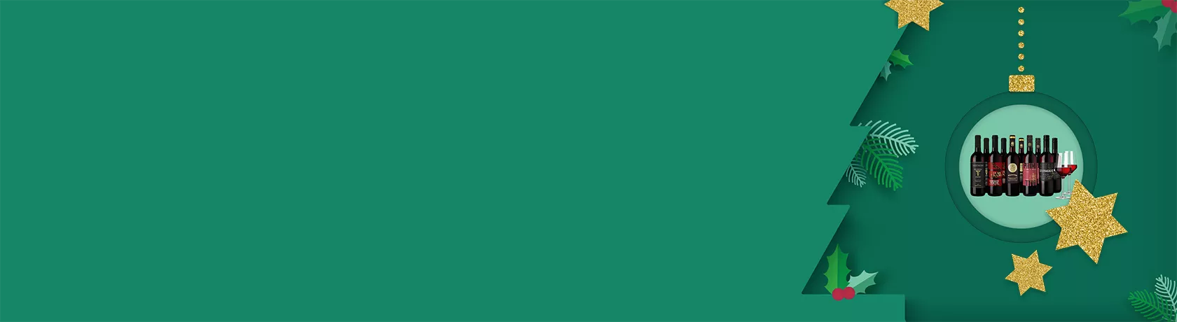 Fünf Flaschen Rotwein in verschiedenen Designs, darunter 'Pure Vecchie', 'Primitivo', und 'Selvaggio'. Zwei Weingläser mit Rotwein im Vordergrund.