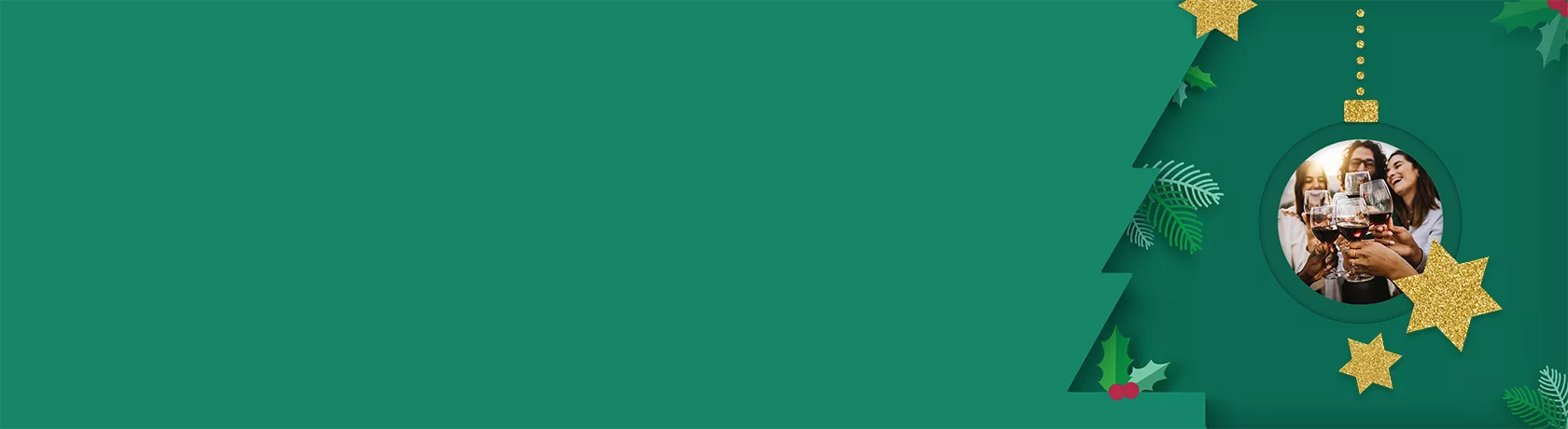 Menschen stoßen mit Rotweingläsern an, nur die Hände und Gläser sind scharf zu sehen.