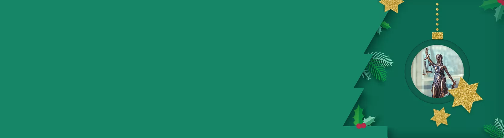 Justitia, die Göttin der Gerechtigkeit, ist als Bronzefigur abgebildet. Im Hintergrund sieht man schemenhaft ein Arbeitszimmer mit einigen Gesetzesbüchern rechts.