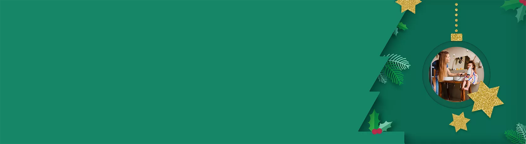 Eine Frau föhnt einem kleinen Mädchen in einem Badezimmer die Haare. Die Haare des Mädchens sind durch den Fön zerzaust. Beide lächeln fröhlich.