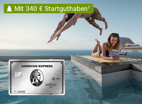 Ein Mann springt ins Wasser, während eine Frau am Rand eines Pools liegt und ein Buch liest. Im Vordergrund ist eine American Express Platinum Karte zu sehen.