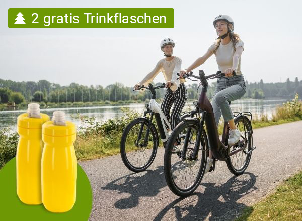 Zwei Personen fahren auf einem Radweg mit E-Bikes, daneben zwei gelbe Trinkflaschen mit dem Text '2 gratis Trinkflaschen'.