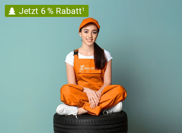 Frau in oranger Latzhose und weißem T-Shirt sitzt im Schneidersitz auf zwei Autoreifen, blauer Hintergrund, Text 'Jetzt 6 % Rabatt¹'