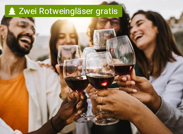 Mehrere Hände stoßen mit gefüllten Rotweingläsern an oben links ist ein Schriftzuig zu sehen" zwei Rotweingläser gratis".