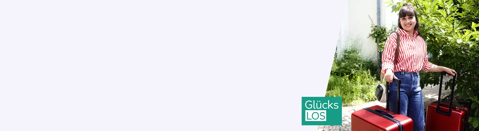 Frau mit rot-weiß gestreiftem Hemd und blauer Jeans zieht zwei Koffer, einen roten und einen schwarzen, vor weißer Wand