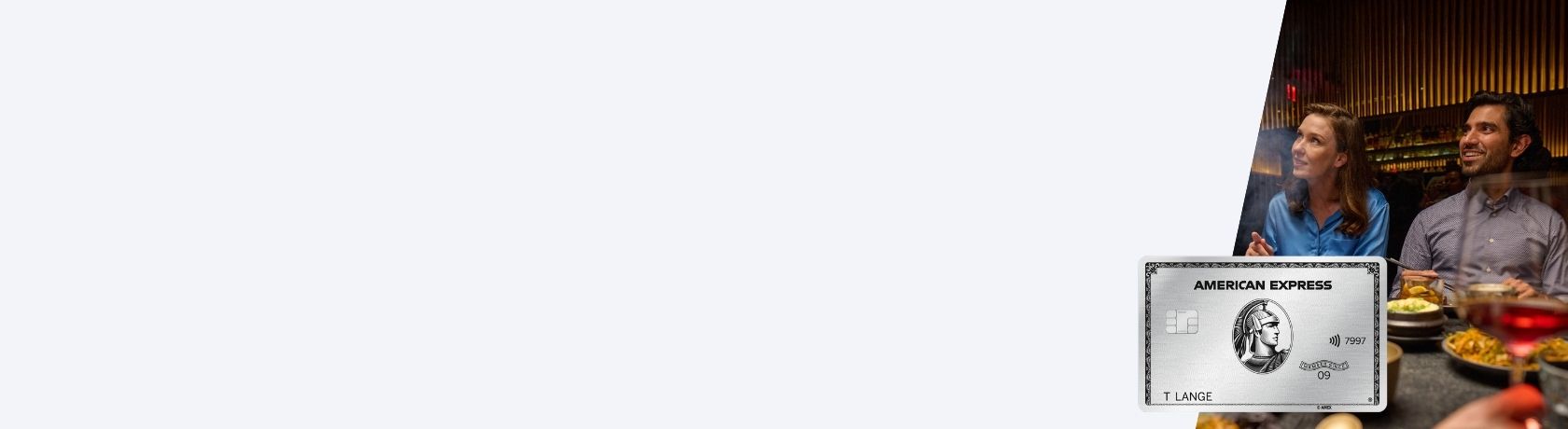 Zwei Personen sitzen an einem Tisch mit Speisen und Getränken, rechts unten eingeblendet eine American-Express-Karte