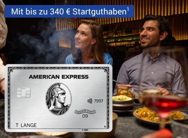 Zwei Personen sitzen an einem Tisch mit mehreren Tellern und Getränken, im Vordergrund eine American Express Kreditkarte und dem Text "Mit bis zu 340 € Startguthaben¹"