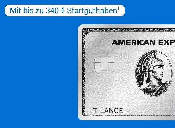 Hälfte einer American-Express-Platinum-Card auf blauem Hintergrund und dem American-Express-Logo in der oberen linken Ecke.