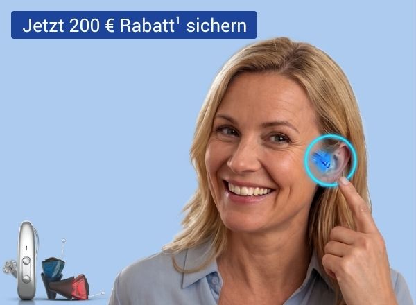 Frau mit blonden Haaren zeigt auf ihr blaues Hörgerät im rechten Ohr, daneben orangefarbener Kreis mit Text '200 € Rabatt'.