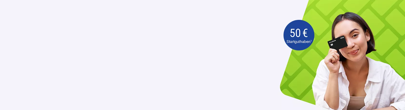 Frau mit weißem Hemd hält eine schwarze Kreditkarte in der Hand vor grünem Hintergrund mit Text '50 € Startbonus'