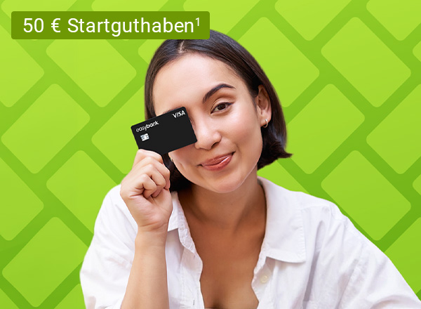 Frau mit kurzem dunklem Haar hält eine schwarze Kreditkarte vor grünem Hintergrund mit Muster und Text '50 € Startbonus¹'