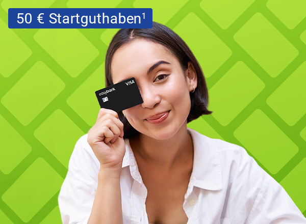 Frau mit kurzem dunklem Haar hält eine schwarze Kreditkarte vor grünem Hintergrund mit Muster und Text '50 € Startbonus¹'