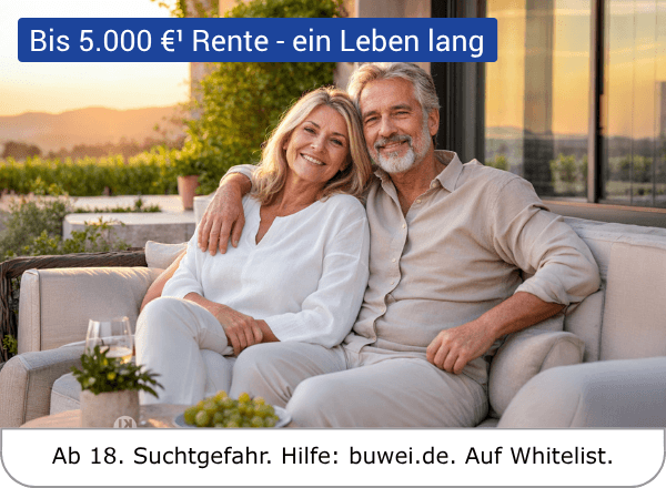 Zwei Personen sitzen eng nebeneinander auf einer Sitzgelegenheit im Freien