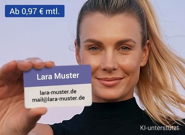 Frau hält eine Karte mit E-Mail-Adresse und Tarif ab 0,97 € monatlich.