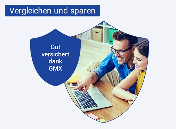 Ein Mann und eine Frau sitzen am Schreibtisch und blicken gemeinsam auf den Laptop, welcher vor ihnen steht. Der Man zeigt mit dem Finger auf den Bildschirm.