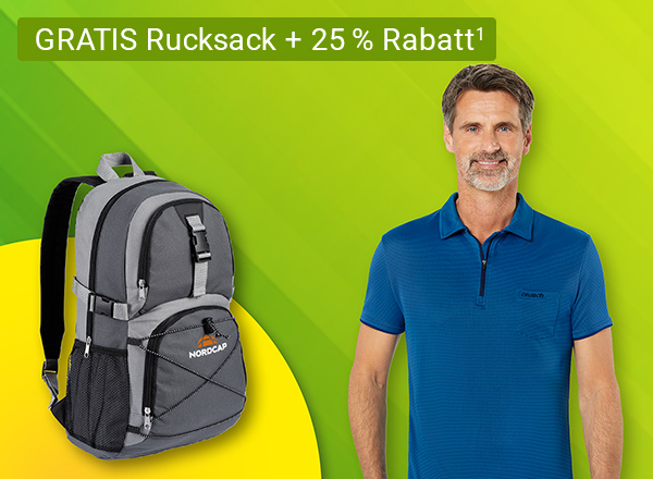 Mann im blauen Poloshirt steht vor grünem Hintergrund, neben im ein grauer Rucksack, Text: GRATIS Rucksack + 25 % Rabatt¹