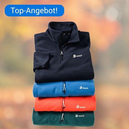 Gestapelte Fleeceshirts mit Chiptext "Top-Angebot!"