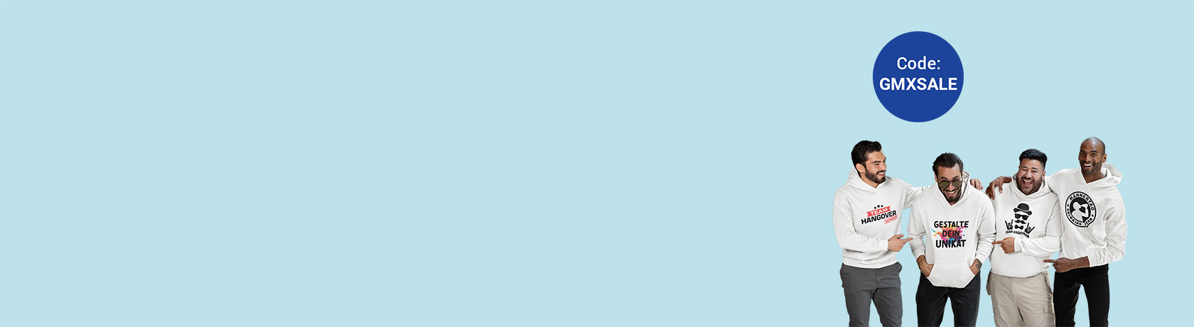 Vier Männer mit unterschiedlich bedruckten weißen Pullovern stehen lachend nebeneinander und zeigen auf den bunten individuellen Druck des Mannes mit Sonnenbrille.