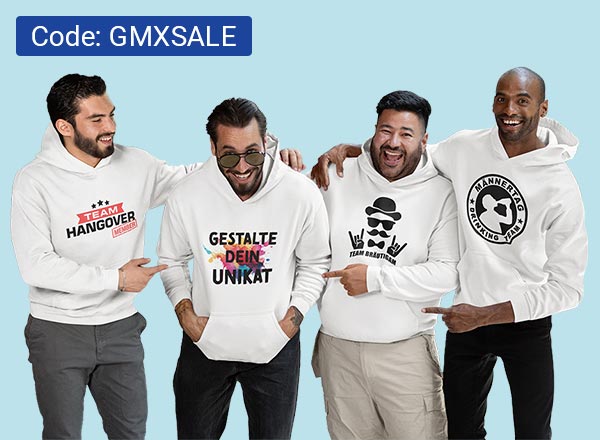 Vier Männer mit unterschiedlich bedruckten weißen Pullovern stehen lachend nebeneinander und zeigen auf den bunten individuellen Druck des Mannes mit Sonnenbrille.