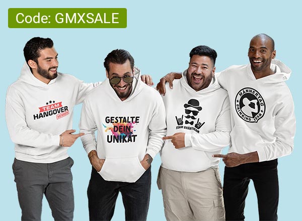 Vier Männer mit unterschiedlich bedruckten weißen Pullovern stehen lachend nebeneinander und zeigen auf den bunten individuellen Druck des Mannes mit Sonnenbrille.