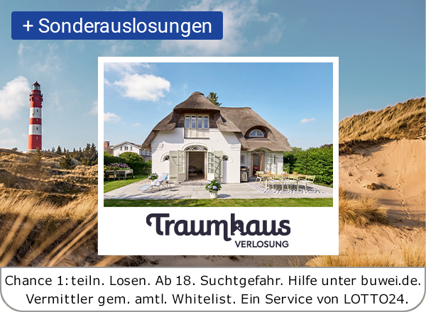 Traumhaus-Verlosung vor Dünenlandschaft mit Leuchtturm.