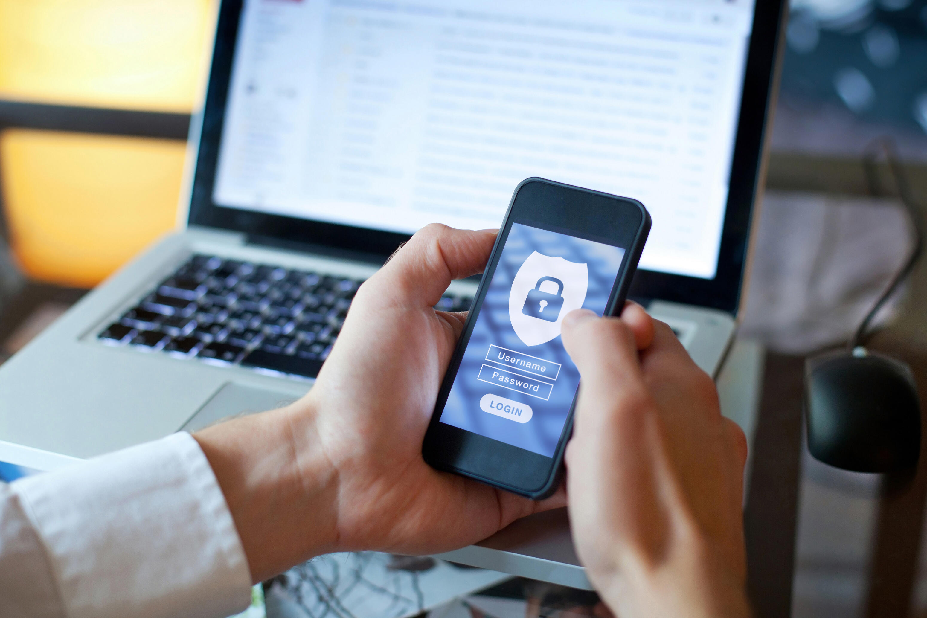 Welt-Passwort-Tag 2025: Sicherheitsparadoxon -Mehrheit möchte gern zusätzliche Sicherheit durch Multi-Faktor-Authentifizierung, doch 57 % verwenden ihr Passwörter mehrfach (c) shutterstock