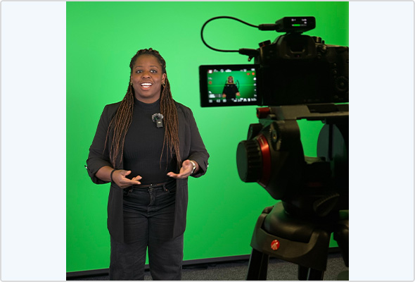 Presenterin Jésula Thomas beim Dreh vor dem Green Screen: Nachrichten, nahbarer machen.