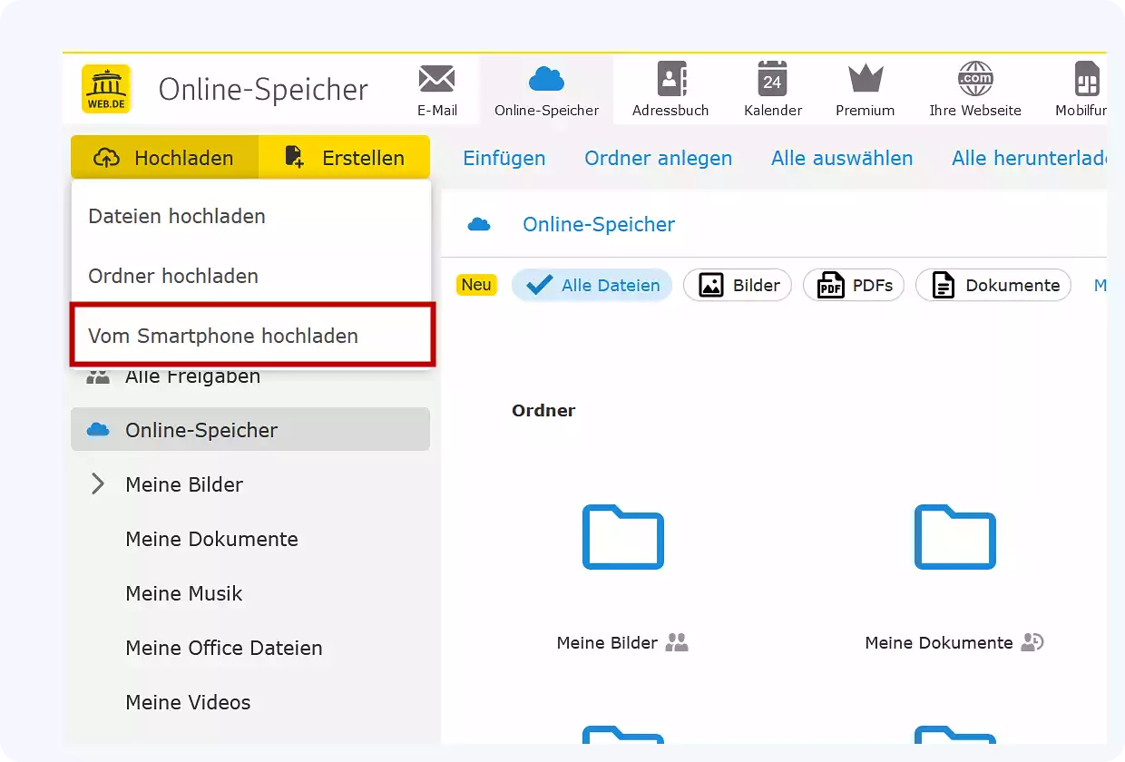 Ansicht des geöffneten WEB.DE Online-Speichers im Postfach. Ausgeklappt ist der Menüpunkt „Hochladen“ mit den drei Möglichkeiten „Dateien hochladen“ „Ordner hochladen“ und „Vom Smartphone hochladen“, letztere rot markiert.