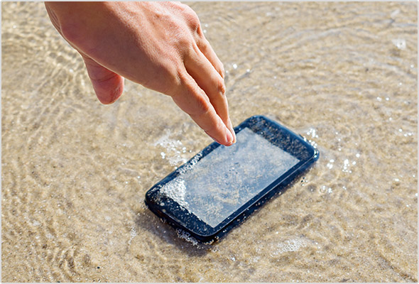 Fällt das Handy ins Wasser, müssen Sie schnell handeln. 