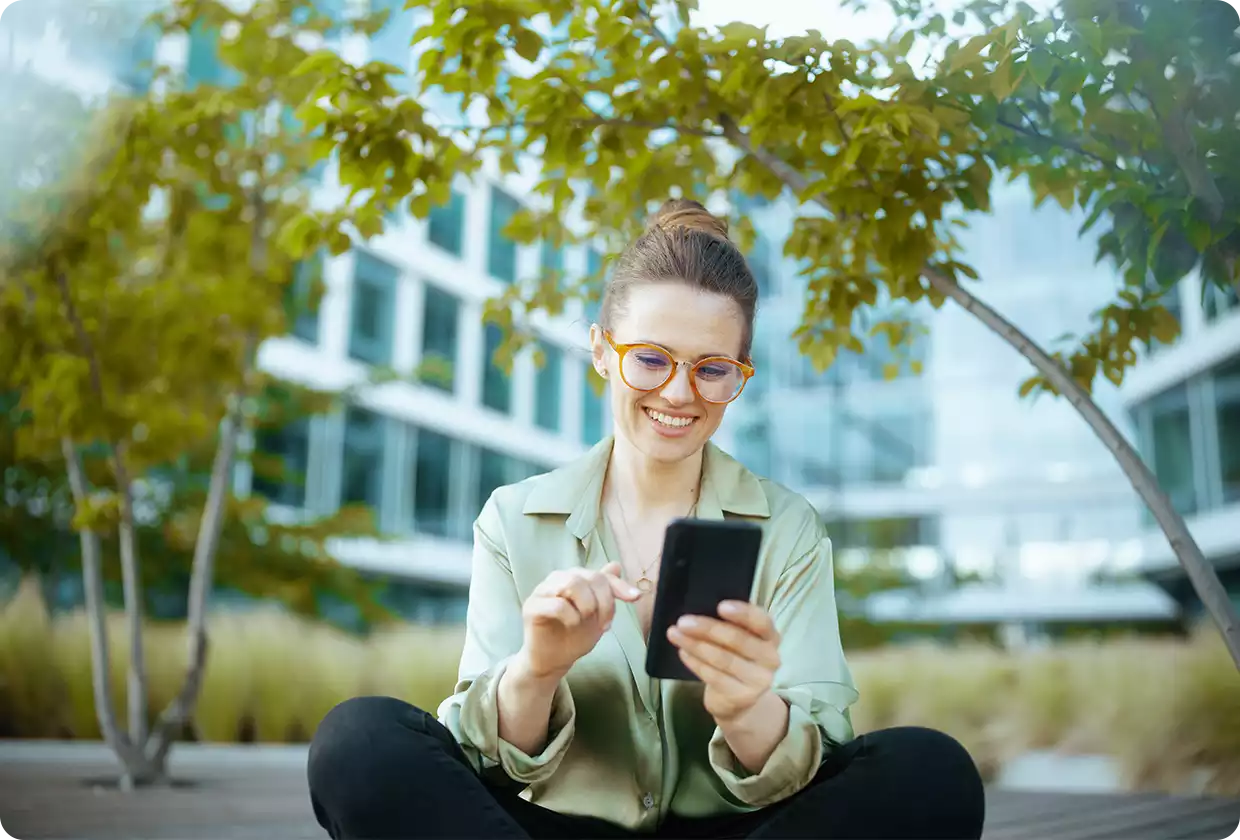 Frau, die auf Ihr Handy schaut