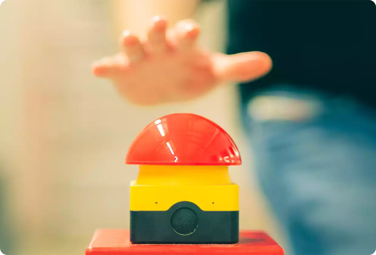 Hand, die auf einen Buzzer schlägt